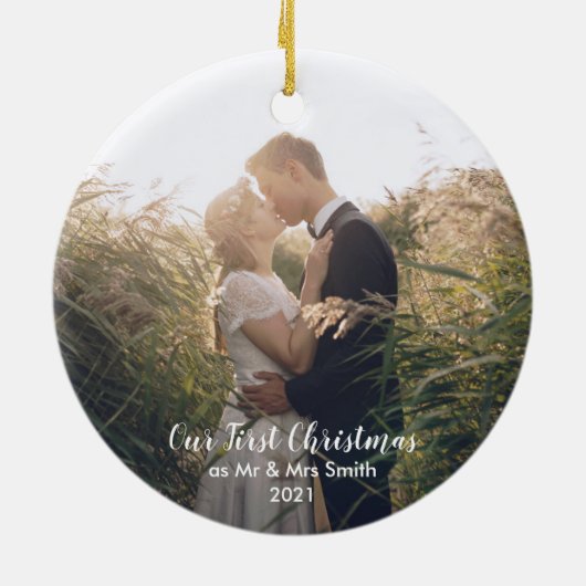 あなたの写真を追加する私たちの初めてのクリスマスMr. & Mrs. Christ セラミックオーナメント (裏面)