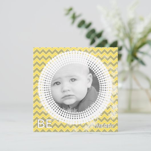 あなたの写真イエロー&グレーシェブロン私の最初のクリスマス シーズンカード (スタンド正面)