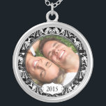 あなたの写真ダマスク結婚記念日ネックレス シルバープレートネックレス<br><div class="desc">Keepsake Necklacesシルバーまたはスターリングシルバーのいずれかを選択</div>