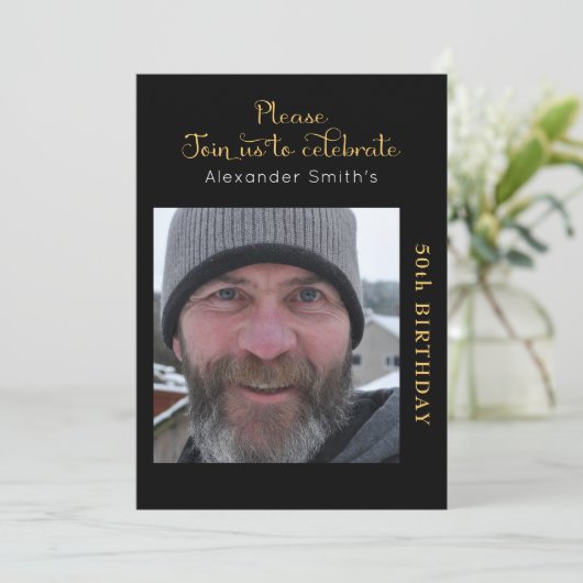 あなたの写真50番目の誕生日ブラック金ゴールド招待状 招待状 (スタンド正面)