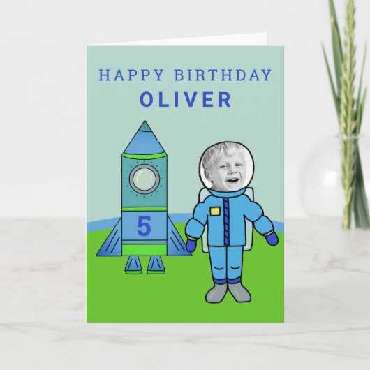 あなたの写真 かわいい宇宙飛行士の少年 ロケットの誕生日 カード (正面)