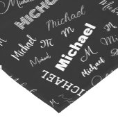 あなたの名前とモノグラムカスタムのパターン黒 ショートテーブルランナー (コーナー)