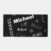 あなたの名前とモノグラムカスタムのパターン黒 デスクマット (正面)