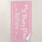 あなたの名前はこちらピンクハッピープレイスタイポグラフィ引用文 ビーチタオル (正面)