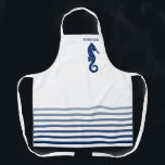 あなたの名前または文字シーホースネイビーブルーホワイトストライプの エプロン<br><div class="desc">名前スタイリッシュや船の名パーソナライズされた前、または他の希望する文字やタイトルをテーマにしたエプロン。白に青カスタム色のフェージングストライプホースをデザイン。エプロンカスタマイズとストラップの色を簡単に現在の装飾に合わせる。調理師、焼き付け、BBQのスタイル。任意の素晴らし大事な行事のギフトと会話のピースを作成。</div>