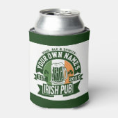 あなたの名前アイリッシュパブ |おもしろいセントパトリックの日パーティー 缶クーラー (缶正面)