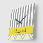 あなたの名前-ジグザグパターン、シェブロン-黄色い灰色 スクエア壁時計 (傾斜)