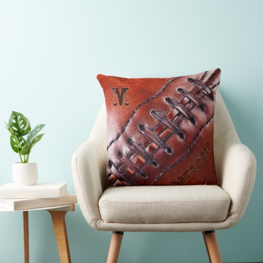 あなたの名前、モノグラムまたは数を用いるフットボールの枕 クッション (椅子)