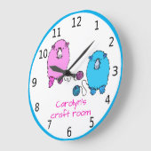 あなたの名前、手芸室、かわいくてふわふわした羊 ラージ壁時計 (傾斜)