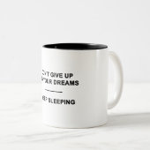 あなたの夢をあきらめないで下さい。  睡眠を保って下さい ツートーンマグカップ (正面右)