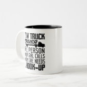 あなたの女の子がs時に呼び出す人を牽引トラックドライバー ツートーンマグカップ (正面左)