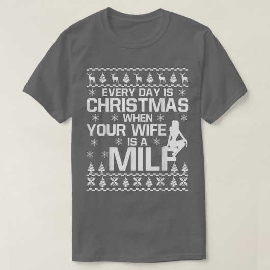 あなたの妻は少し醜いクリスマスセーターの贈り物だ Tシャツ (デザイン正面)