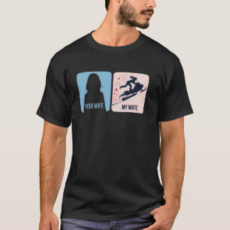 あなたの妻vs私の妻 スノーモービルアドベンチャー tシャツ