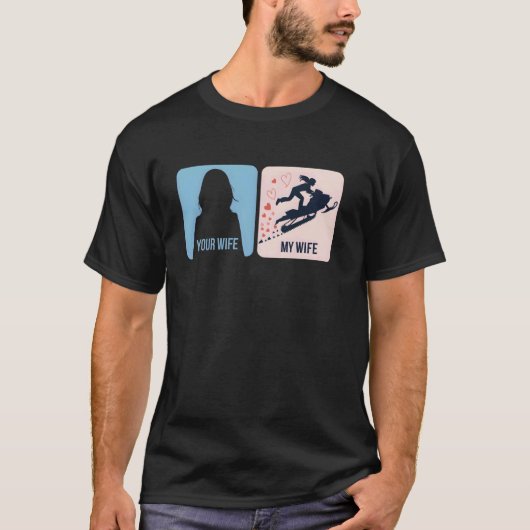 あなたの妻vs私の妻 スノーモービルアドベンチャー tシャツ (正面)