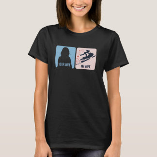 あなたの妻vs私の妻 スノーモービルアドベンチャー tシャツ