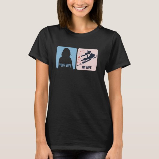 あなたの妻vs私の妻 スノーモービルアドベンチャー tシャツ (正面)