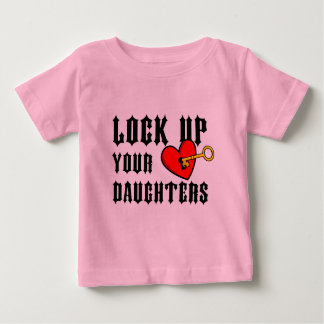 あなたの娘のベビーのティーのベビーのティーをロックして下さい ベビーTシャツ