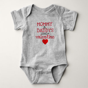 あなたの子供の最初バレンタインのための完全なTシャツ ベビーボディスーツ