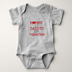 あなたの子供の最初バレンタインのための完全なTシャツ ベビーボディスーツ