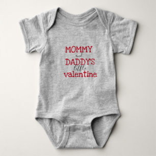 あなたの子供の最初バレンタインのための完全なTシャツ ベビーボディスーツ