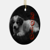 あなたの子犬の初めてのクリスマスをカスタマイズ セラミックオーナメント (右)