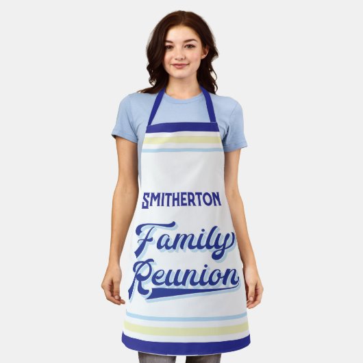 あなたの家族の名前のモノグラムの懇親会 エプロン (着用した状態)