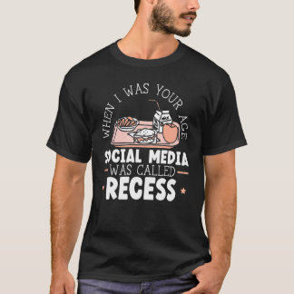 あなたの年齢の頃、ソーシャルメディアはリセスと呼ばれていました Tシャツ