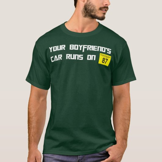 あなたの彼氏の車はレギュラーガソリンで動く おもしろジョークC Tシャツ (正面)