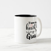 "あなたの恵みを歌うために私のハートをチューニング"マグカップ ツートーンマグカップ (正面右)