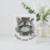 あなたの手を洗うCovidパンデミックかわいいラクーン引用文 ポストカード (スタンド正面)