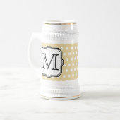 あなたの手紙。カスタムMonogram。ベージュ水玉模様。 ビールジョッキ (正面左)