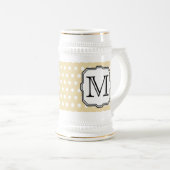 あなたの手紙。カスタムMonogram。ベージュ水玉模様。 ビールジョッキ (正面右)