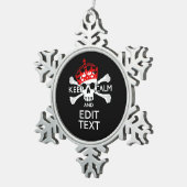 あなたの文字を黒の穏やかな骨が交差した図形のスカルを保ってもらって下さい スノーフレークピューターオーナメント (右)