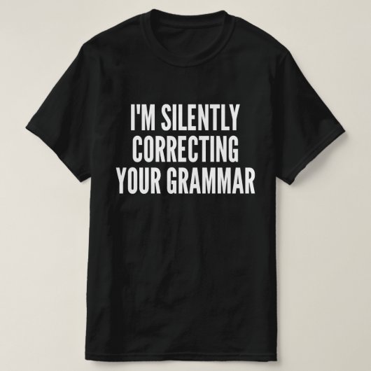 あなたの文法を黙って直しています Tシャツ (デザイン正面)