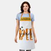 あなたの料理を最高のするハニーよくはしゃぐビーエレガンス エプロン (着用した状態)
