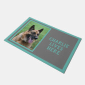 あなたの犬の写真と名前、灰色の背景のフォーマット ドアマット (アングル)