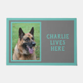 あなたの犬の写真と名前、灰色の背景のフォーマット ドアマット (正面)