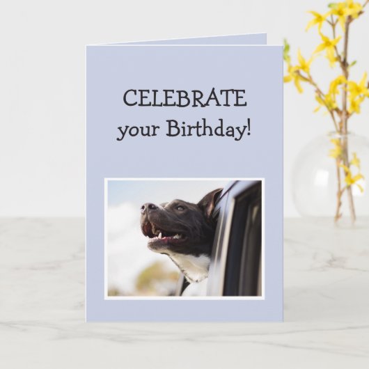 あなたの祝誕生日おもしろいエキサイティングなハッピードッグカー カード (黄色い花)