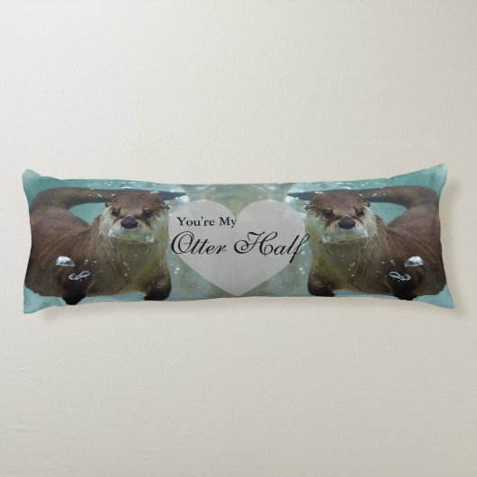 あなたの私のカワウソの半分のブラウンの川カワウソの水泳 ボディピロー (裏面)