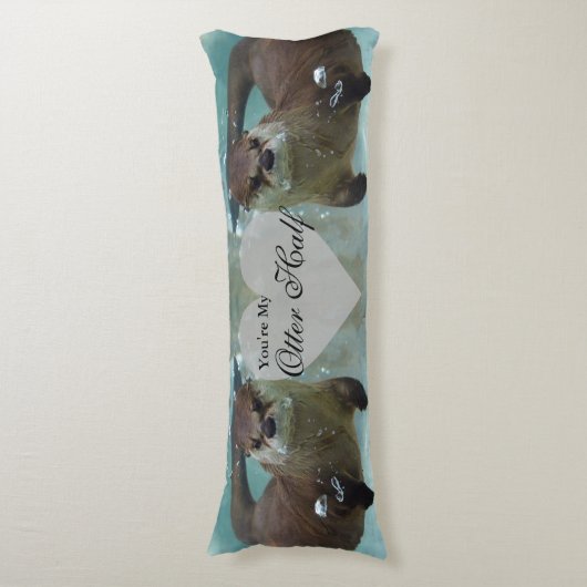 あなたの私のカワウソの半分のブラウンの川カワウソの水泳 ボディピロー (正面縦)