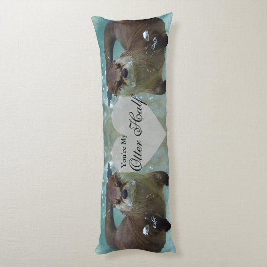 あなたの私のカワウソの半分のブラウンの川カワウソの水泳 ボディピロー (裏面 (縦))