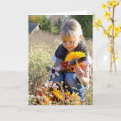 あなたの考えること花を持つ今日小さい女の子 カード (黄色い花)