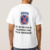 あなたの自由のために戦っている夫 Tシャツ (裏面)