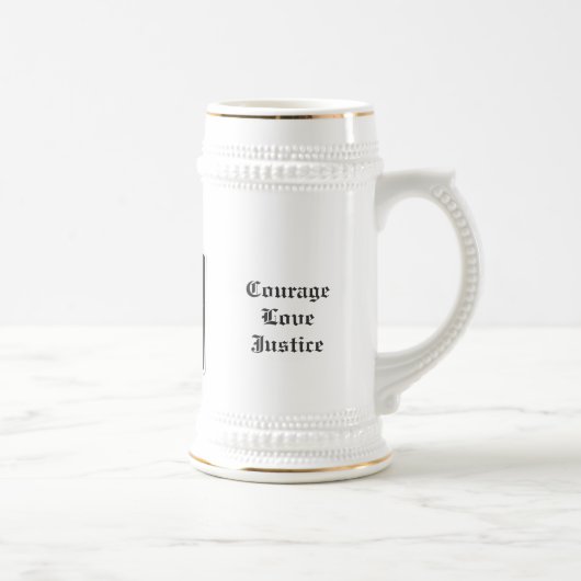 あなたの自身の紋章付き外衣が付いているマグ ビールジョッキ (右)