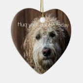 あなたの落書きのかわいいLabradoodleのハートのオーナメントを抱き締めて下さい セラミックオーナメント (右)