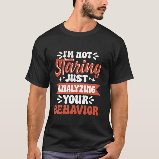 あなたの行動を分析しているの。見ているのではないわ Tシャツ (正面)