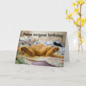 あなたの誕生日不精な猫の挨拶状でリラックスして下さい カード (黄色い花)
