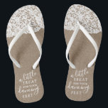あなたの踊り足Burlap & Laceのための少しトリートメント ビーチサンダル<br><div class="desc">祝スタイルして結婚トレンディーのビーチサンダルこのデザインは自分の言葉でパーソナライズする簡単であり、これらの素晴らしいパーティーの好意を受け取ったときに、あなたのゲストは興奮する。</div>