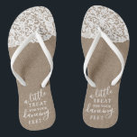 あなたの踊り足Burlap & Laceのための少しトリートメント ビーチサンダル<br><div class="desc">祝スタイルして結婚トレンディーのビーチサンダルこのデザインは自分の言葉でパーソナライズする簡単であり、これらの素晴らしいパーティーの好意を受け取ったときに、あなたのゲストは興奮する。</div>