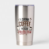 あなたの身を守るためにコーヒーを飲んでいます 保温保冷タンブラー (正面)